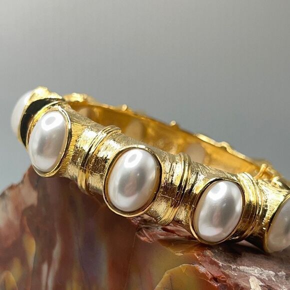 Gold, Crystal & Pearl Hinged Bangle Kenneth Jay Lane - Picture 3 of 11